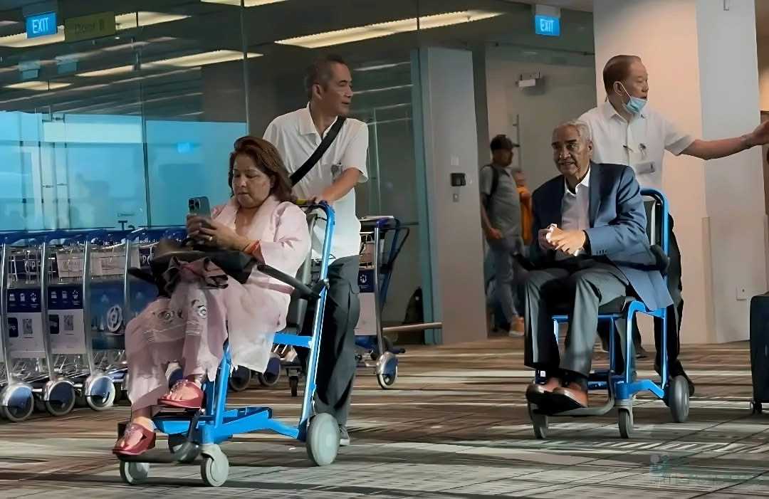 काठमाडौंमा हिड्दै जहाज चढेका देउवा दम्पत्ति सिंगापुरमा ह्वीलचियरमा देखिए